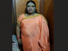 Desi aunty Reshma gives an erotic blowjob