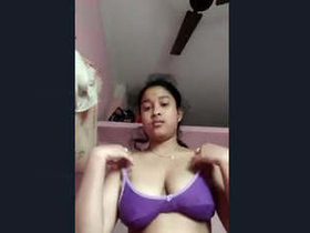 Desi girl flaunts her body parts in a steamy video