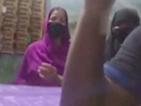 Randy couple gets it on in Mumbai's red-light district