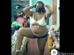 Experience a seductive live session with a tantalizing Tamil beauty