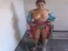 A seductive maid unveils her body in a sari