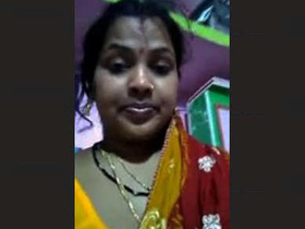 Desi Bhabhi masturbates and takes a bath in solo video