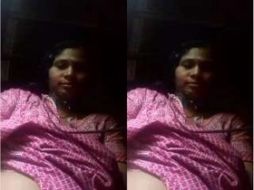 Indian girlfriend enjoys solo play in naughty video