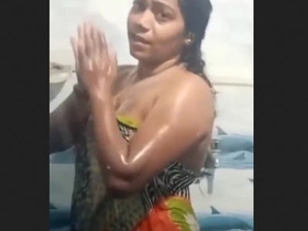 Hot Tamil Bhabhi takes a bath in the reel
