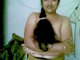 Indian bhabhi in sari sends MMS of her sexy moves