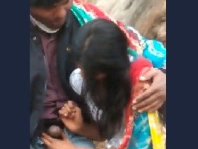 Desi babe gives a blowjob in the open air