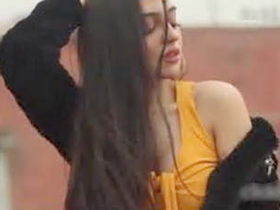 Pakistani babe unveils her body in part 2 of revealing video