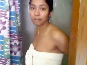 Busty aunt from India bares her breasts in a steamy video