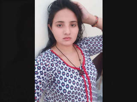 Stunning desi girl shows off her curves in a nude video