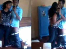 Desi bf's girlfriend gives a blowjob in HD video