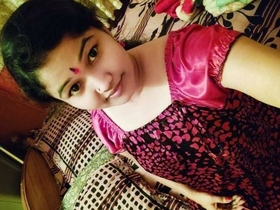 Desi Bhabi's Chubby Body on Display in Video