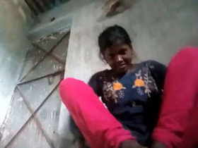 Desi girl exposes her body and pleasures herself in a naughty video