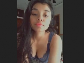 Indian girl flaunts her body in a steamy video
