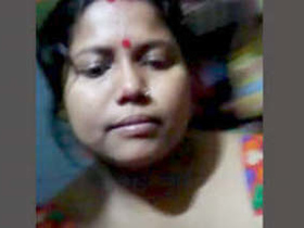 Desi girl flaunts her boobs and pussy in a steamy video