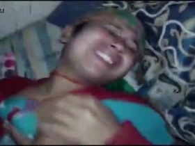 Indian auntie gets fucked by young guy in free porn video