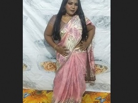 Bhabhi flaunts her big boobs in a hot video