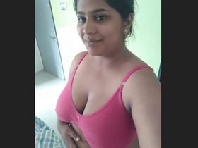 Desi bhabhi gives a sensual blowjob in HD