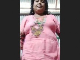 Curvy Indian auntie flaunts her pussy in a tantalizing video
