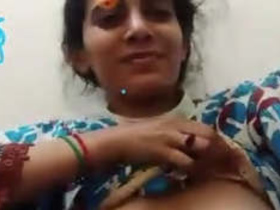 Pakistani girl reveals her breasts on video call
