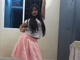 Shivani Thakur's sensual performance in Dhan Bado Jaan