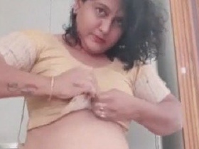 Indian housewife's shopping trip turns into a seductive encounter