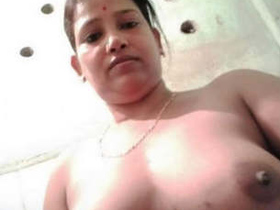 Unfulfilled Indian Boudi receives finger massage