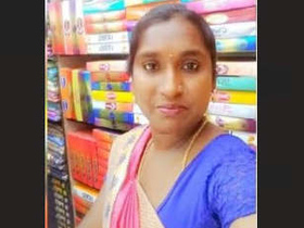 Horny bhabhi flaunts her body on video call