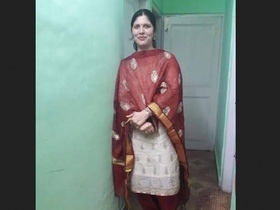 Desi aunty shows off her sexy curves in a live video