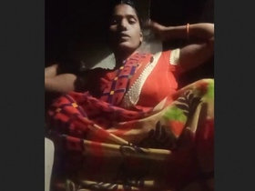 Bhabha's seductive striptease in desi porn video