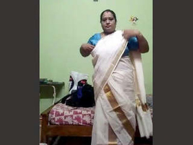 Mallu Tia's sexy aunty outfit in aunty video