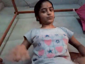 Indian schoolgirl masturbates with audio in solo video