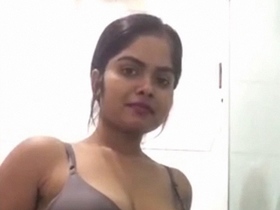 Naked Indian college student sends nude selfie and mms to lover
