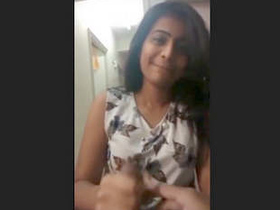 Passionate Indian girlfriend performs oral sex on her lover