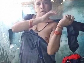 Naked solo selfie of a Tamil Thanjavur auntie in bathroom