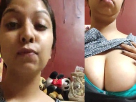 Desi aunty gets naughty in tanker bhabi video