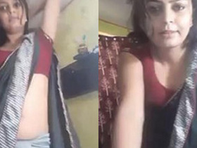 Indian auntie flaunts her navel and cleavage in saree