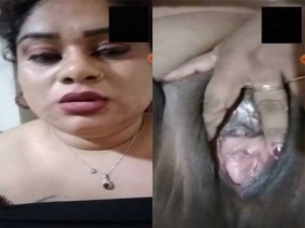 Curvy Indian bhabi flaunts her big pussy