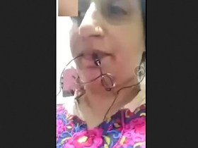 Aunty's big boobs and pussy get exposed in video call