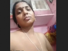 Horny bhabhi fingers herself in hot video