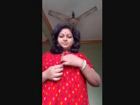 Indian bhabhi flaunts her curvy body and ample bosom