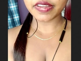 Tamil bhabhi Aiswauya's seductive cam show