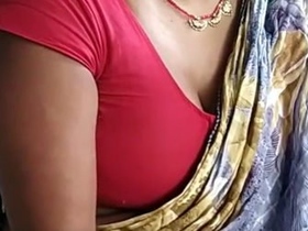 Indian aunt flaunts her cleavage in a seductive manner