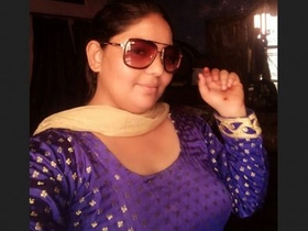 Chubby Indian bhabhi gets naughty in a solo video