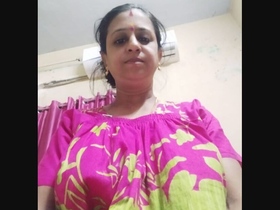 Hot Malayali bhabhi flaunts her curves in Onam festival after-show