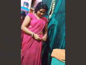 Watch a Desi bhabhi strip her saree and expose her pussy