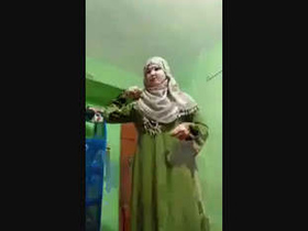Beautiful hijabi bhabi in burka in desi porn video