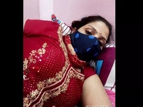 Desi bhabhi gets naked and exposes her body on webcam