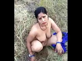 Desi aunty takes on outdoor sex for cash