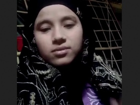 Desi married bhabi flaunts her body for lover in hijab video