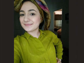 Desi girl's cute face and skilled sucking in a video